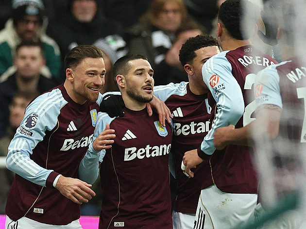 ONLINE: Aston Villa vede na Newcastlu, gól dává i Chelsea. Pak šlágr Arsenal - United