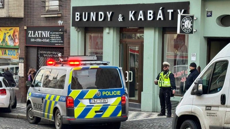 Perné ráno řidiče v Praze. Srazil se s tramvají, pak nadýchal skoro čtyři promile