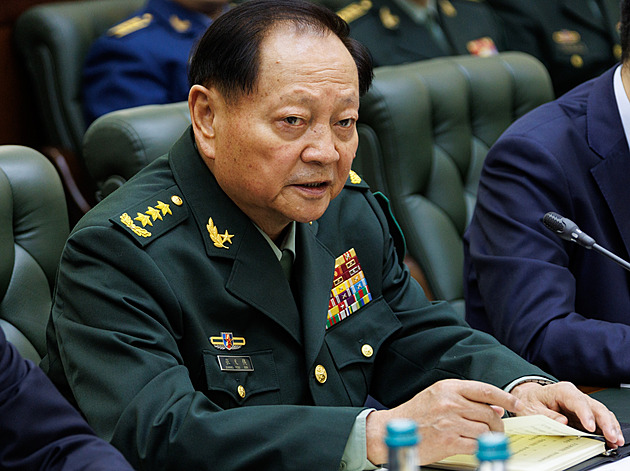 Otřes v Číně. Vyšetřují nejvýš postaveného generála, býval Siovým blízkým spojencem