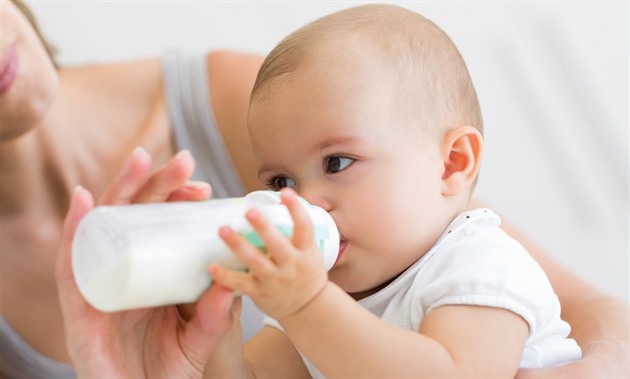 Výrobci stahují z trhu šarže kojenecké výživy, mohou obsahovat toxin