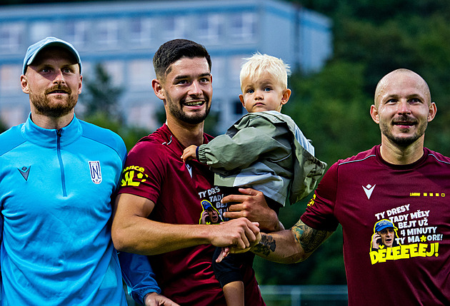 Černého dvojí život: půl dne profesionální fotbalista, půl dne dělník u pásu