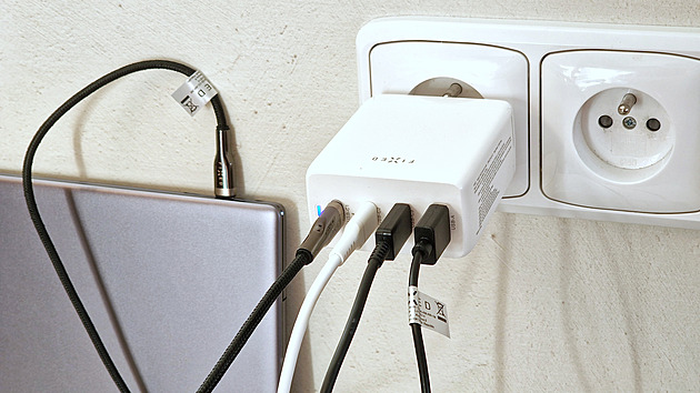 Nabíječka v zásuvce: Kolik spotřebuje elektřiny a kdy vám může zapálit byt?