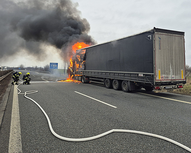 Dálnice D55 mezi Otrokovicemi a Hulínem je uzavřená, shořel tam kamion