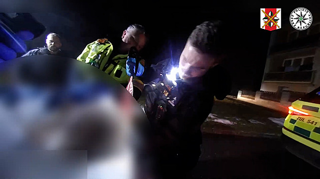 Zachránili život mimo svůj rajon. Hlídka oživovala kolabujícího muže 45 minut