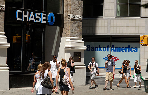 Úřady v USA přitvrzují proti migraci. Banky by mohly zjišťovat občanství klientů