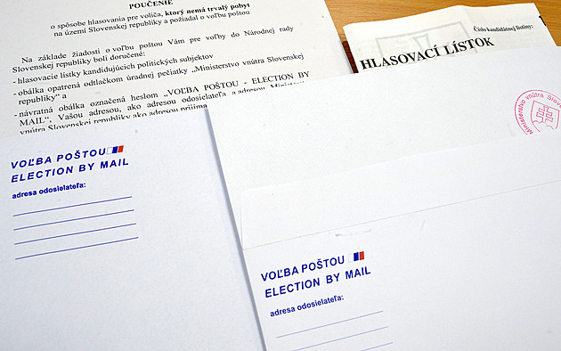 Ficova vláda chce zrušit volbu poštou. Ve světě totiž vítězí opozice, upozorňují kritici