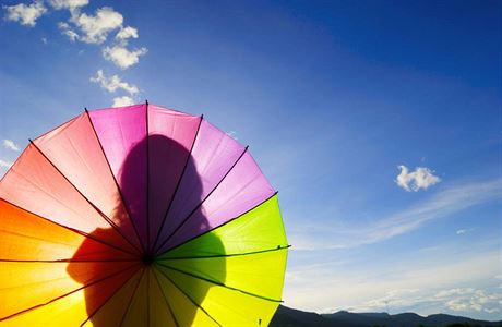 Jarní slunce může poškodit zrak. Oči jsou po zimě nejzranitelnější