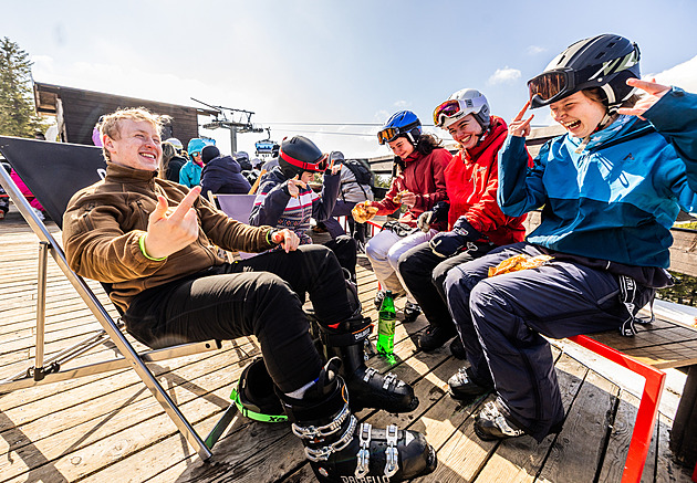 OBRAZEM: Jarní lyžovačka ve Špindlu vrcholí, DJ pod modrou oblohou mixuje muziku