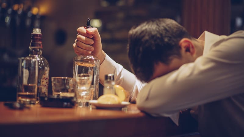 Těžké ráno s kocovinou? Spasit vás může správné jídlo. Vědci radí, co si naservírovat