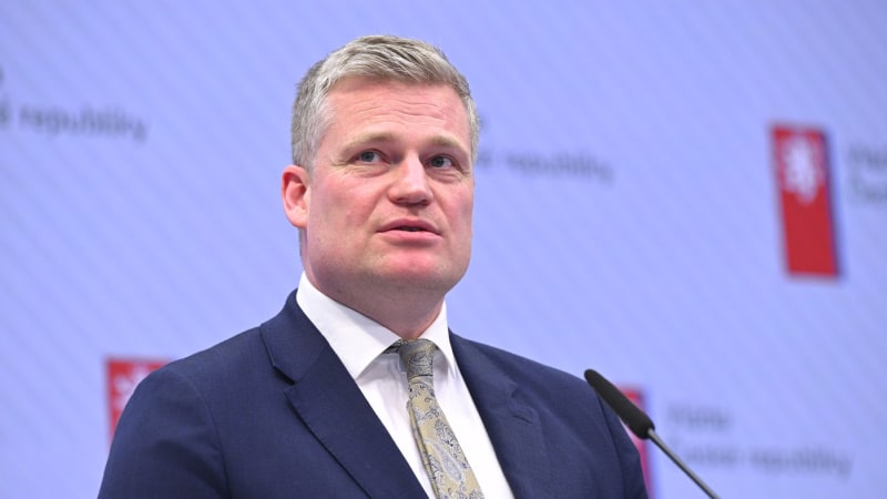 Turek se s takovou angličtinou ani nedomluví, nechápal Vondra. Dostálová se kolegy zastala