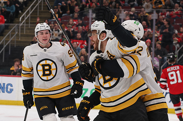 Pastrňák se Zachou podpořili kanonádu Bostonu, Vejmelka vychytal Vegas