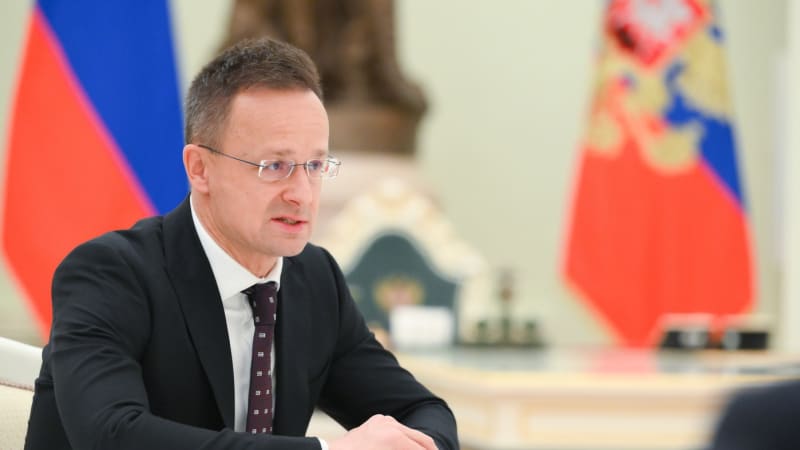 Zradil Evropu? Maďarský ministr měl z jednání EU opakovaně volat do Moskvy. Szijjártó to popřel