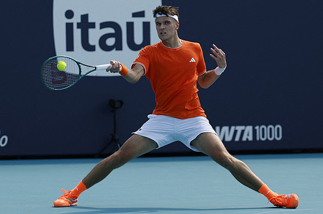 Menšík svůj loňský titul v Miami neobhájí, Muchová je už ve čtvrtfinále