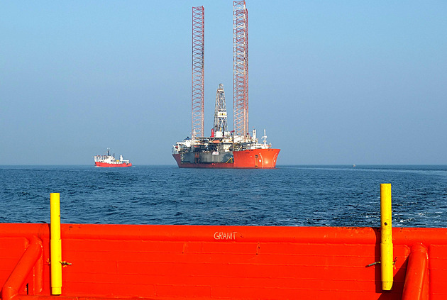 Ropa prudce zlevnila. Po Trumpově odkladu útoků spadl Brent pod 100 dolarů