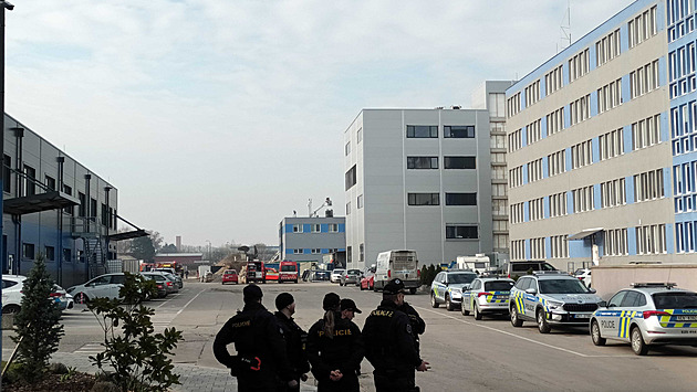 Policie kvůli požáru haly v Pardubicích obvinila tři lidi z teroristického útoku