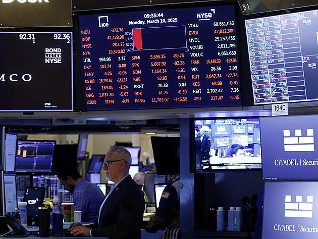 Americké akcie zažívají nejdelší výplach od začátku ruské invaze na Ukrajinu