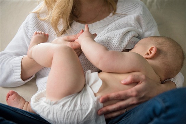 Nárok mají, ale poporodní péče se nedočkají. Novinku provázejí potíže i spory