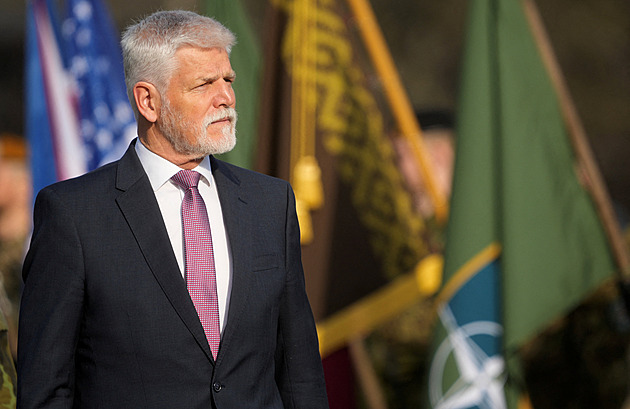 Pavel trvá na účasti na summitu NATO. Je představitel opozice, opakuje Macinka
