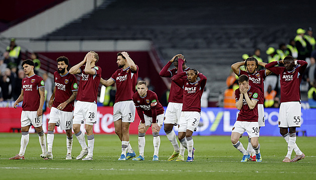 Šílený zápas, smutek pro Součka. Leeds si po penaltách zahraje semifinále FA Cupu