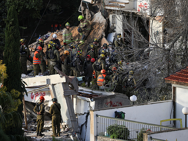 V izraelské Haifě íránská střela zasáhla obytný dům, nejméně dva lidé zemřeli