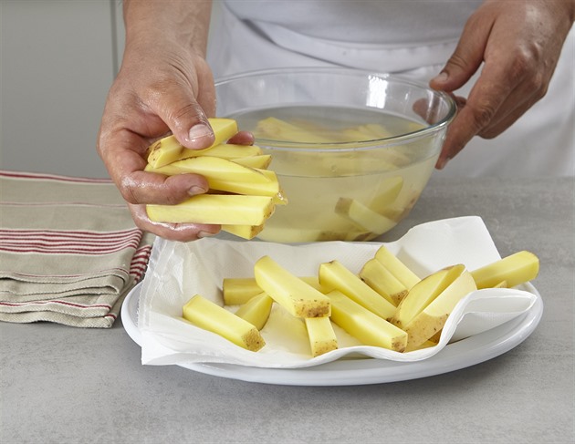 Konec gumových hranolek. Jak připravit křupavé domácí hranolky v horkovzdušné fritéze?