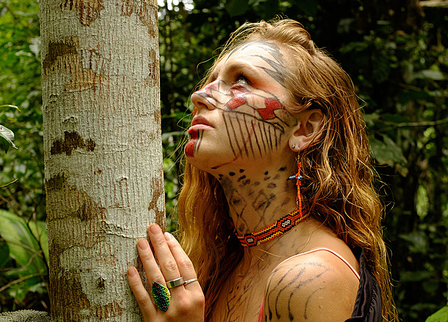 „Na co má Západ studie, dělají přirozeně.“ Žena z Budějovic žije s kmenem v pralese