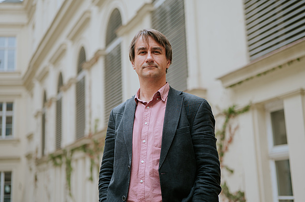 Sice svobodní, ale na vše sami. Nová kniha si bere na mušku náš kult individualismu