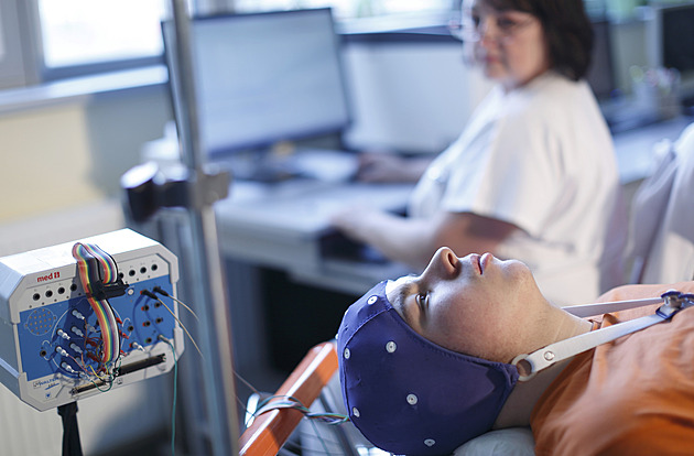 Průlomová operace 21měsíční holčičky. Lékaři jí kvůli epilepsii odpojili část mozku