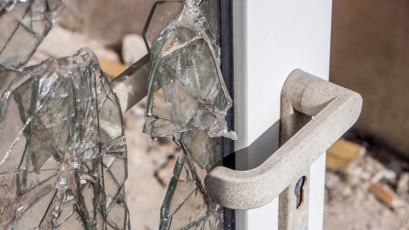 Muž se pořezal v Praze o sklo a málem doma vykrvácel. Záběry ukazují jeho dramatickou záchranu