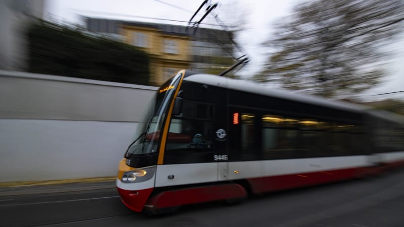 Tramvaj v Praze srazila jedenáctiletou dívku. Ta měla při střetu velké štěstí