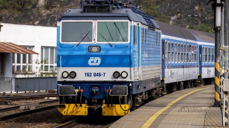 Vlak srazil člověka, spoje do Roztok u Prahy nejezdí. Přerušena je i doprava do Ústí