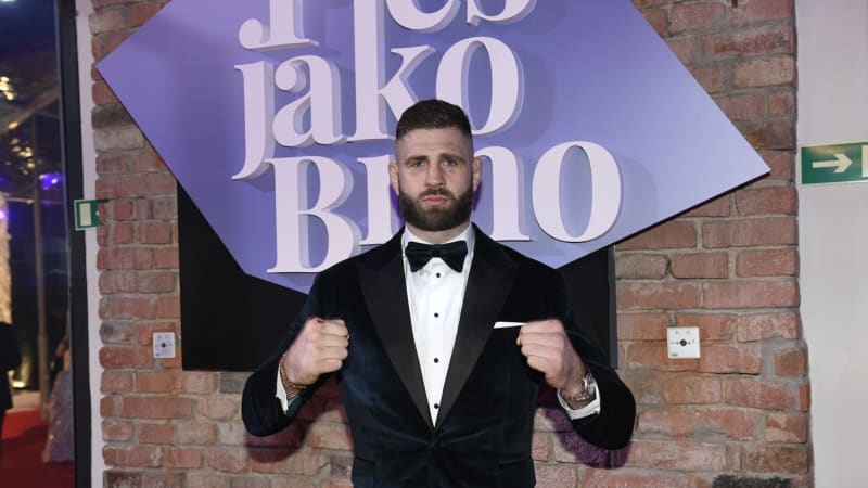 Bojovník Jiří Procházka je otcem. Sdílel snímek z porodnice, holčička dostala netradiční jméno