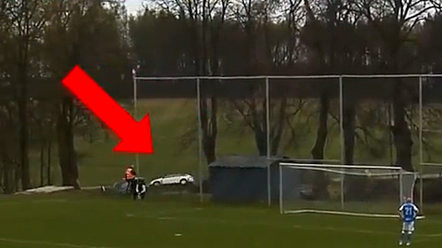 VIDEO: Nečekaný průběh utkání. Fotbalisté  zachraňovali cyklistu, kterého srazilo auto