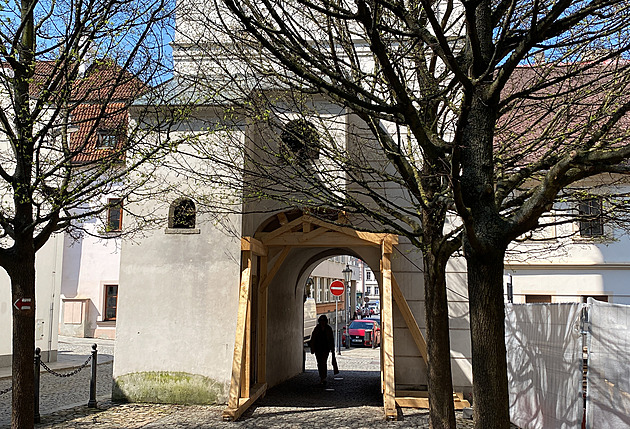 Bílá věž v Klatovech praská, památku museli podepřít dřevěnou konstrukcí