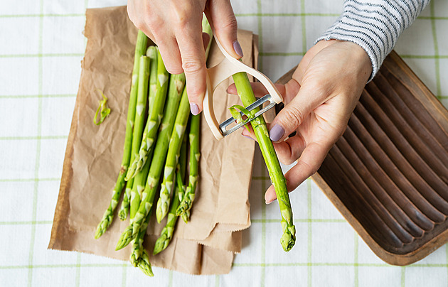 Bílý, zelený, a co fialový? Rozdíly mezi druhy chřestu a recepty, kam se používají