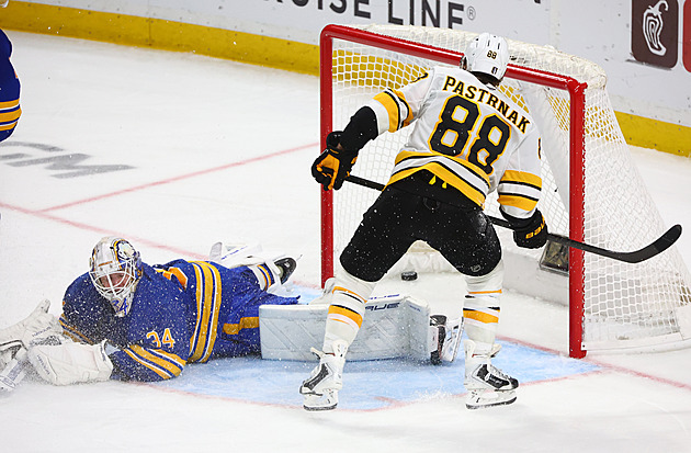 Pastrňák gólem z prodloužení udržel Boston ve hře, radoval se i Edmonton