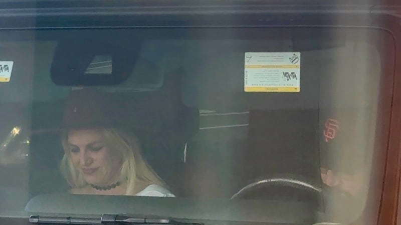 Opilou a zdrogovanou Britney Spears za volantem zadržela policie. Popová hvězda musí k soudu