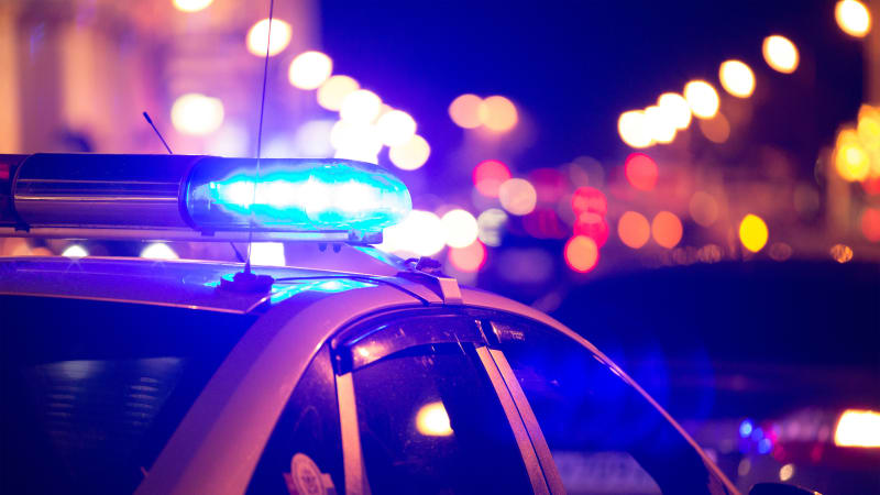Policejní auto svítí modře, ale uhýbat mu nemusíte. Nový signál může evropské řidiče zmást