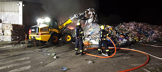 V Pardubicích hořela skládka plastů. Lidé dostali varování SMS zprávou