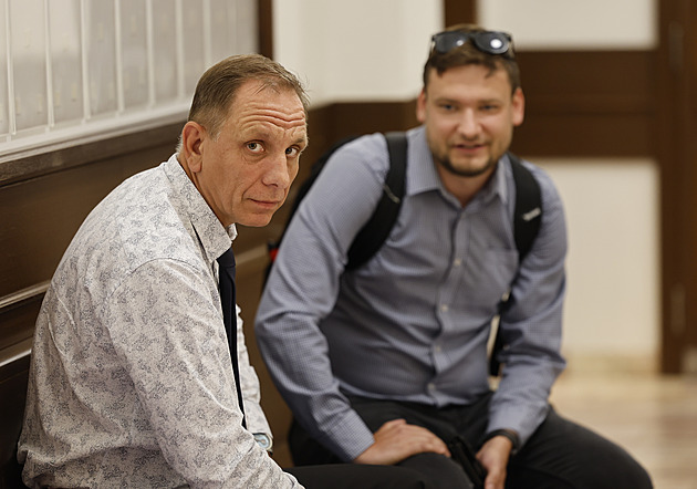 Soud se zastal správce hřiště viněného z úmrtí chlapce. Obhájce cupoval radnici