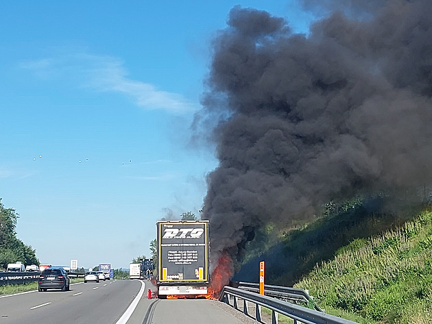 Požár náklaďáku a srážka s následkem smrti na dálnici D1 u Jihlavy