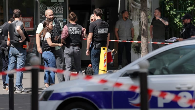 Drama v Paříži: Muž se dvěma noži pobodal tři ženy, zadržel jej policista v civilu