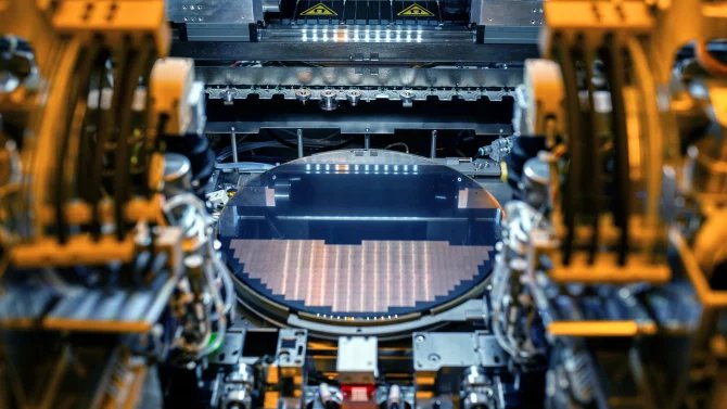 Čína na cestě k zcela vlastní křemíkové technologii: Lokální firma už údajně má vlastní DUV stroje na výrobu čipů